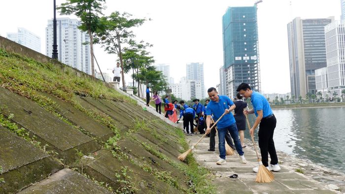 Hơn 150 người làm sạch toàn bộ khuôn viên công viên CV1. Ảnh: Công Sơn