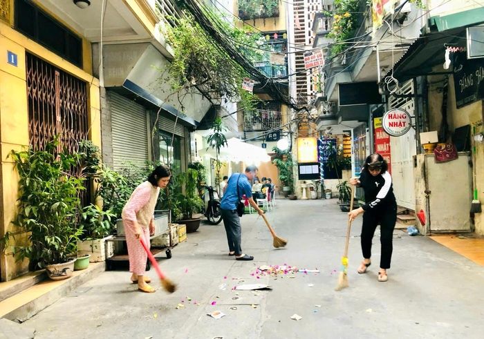 Người dân phường Hoàn Kiếm tham gia tổng vệ sinh môi trường. Ảnh: Nguyên Anh