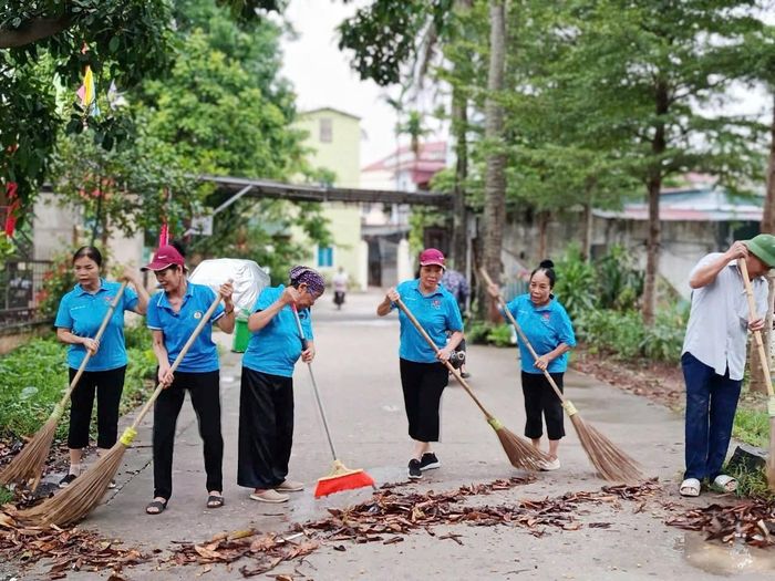 Thành phố Hà Nội đã đẩy mạnh tuyên truyền và tổ chức đồng loạt các hoạt động tổng vệ sinh môi trường, chỉnh trang cảnh quan, xây dựng các tuyến phố xanh - sạch - đẹp và khu dân cư văn minh. Ảnh: Phương Nga