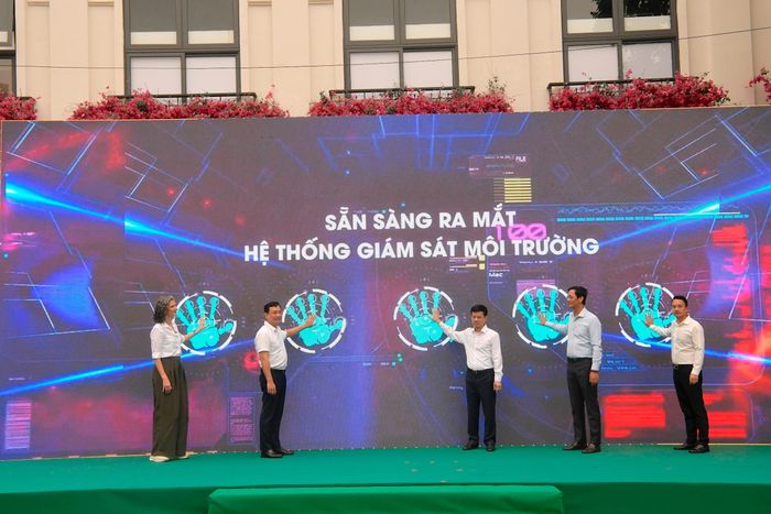 Cũng tại buổi lễ, Hà Nội ra mắt hệ thống giám sát môi trường. Ảnh: Phạm Công