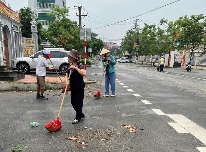 Nhân dân các thôn đồng loạt ra quân tổng vệ sinh môi trường. Ảnh: Nam Lộc