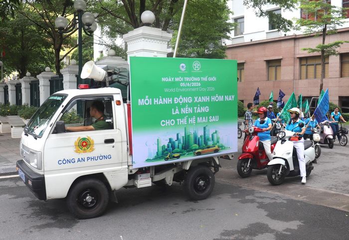 Đoàn xe tuyên truyền cổ động xuất phát từ trụ sở Đảng ủy-HĐND-UBND phường Bạch Mai tỏa ra các tuyến phố trên địa bàn.