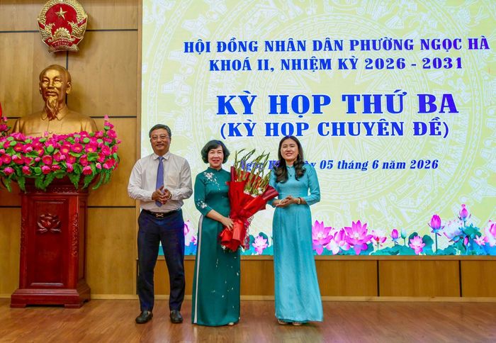 Bí Thư Đảng ủy phường Ngọc Hà Đỗ Thị Lan Hương và Chủ tịch UBND phường Ngọc Hà Lương Xuân Dương tặng hoa chúc mừng tân Chủ tịch HĐND phường Ngọc Hà Đỗ Thị Duy Nhiên. Ảnh Duy Khánh