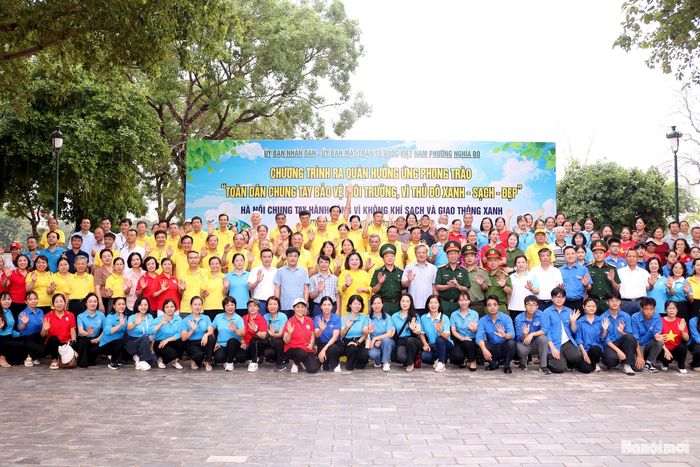 Lãnh đạo thành phố, phường cùng đại diện các khối đoàn thể phát động, hưởng ứng Tháng hành động vì môi trường năm 2026. Ảnh: MT