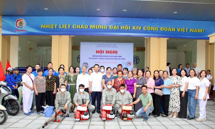Các lực lượng của phường Phú Thượng đồng loạt ra quân tổng vệ sinh môi trường trên địa bàn. Ảnh: Hoàng Vũ