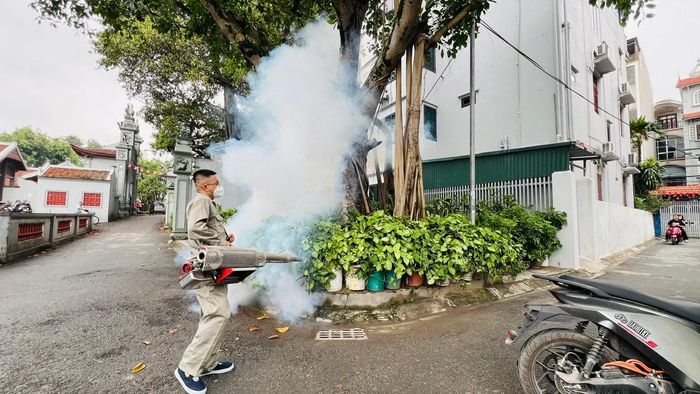 Phun khử khuẩn tại khu dân cư để phòng, chống dịch sốt xuất huyết. Ảnh: Tuệ Lâm