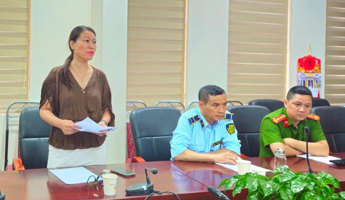 Phó Trưởng phòng Văn hóa phường Văn Miếu - Quốc Tử Giám Hoàng Quý Châu báo cáo với Đoàn kiểm tra. Ảnh: Ánh Dương