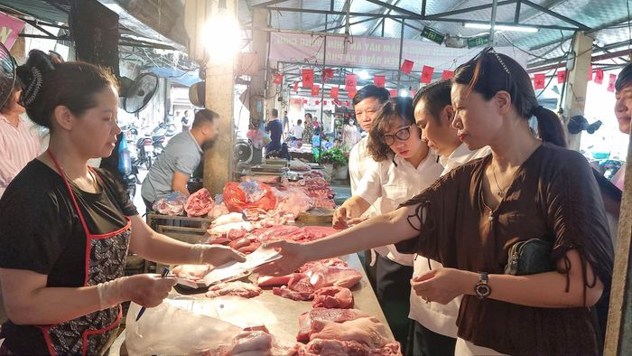 Đoàn kiểm tra đi kiểm tra an toàn thực phẩm, truy xuất nguồn gốc tại chợ Ngô Sỹ Liên, phường Văn Miếu Quốc Tử Giám. Ảnh: Ánh Dương