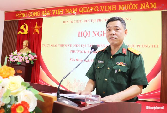 Trung tá Đỗ Đăng Trung, Phó Chỉ huy trưởng Ban Chỉ huy Quân sự phường Kiến Hưng báo cáo kế hoạch diễn tập. Ảnh: Tuấn Điệp