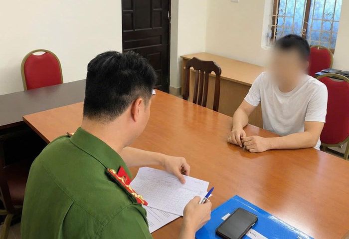 Công an xã Nam Phù xyuwr lý trường hợp tham gia đánh bạc trực tuyến với số tiền giao dịch lớn. Ảnh: Công an xã Nam Phù