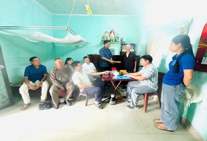 Bí thư Chi bộ thôn Xuân Mai Lê Thanh Hoàn cùng tổ tuyên truyền trao đổi tại gia đình cụ Đỗ Văn Thống. Ảnh: PV