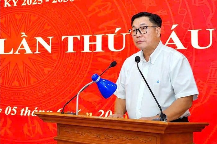 Bí thư Đảng ủy, Chủ tịch HĐND phường Từ Liêm Nguyễn Quang Hiếu phát biểu tại hội nghị. Ảnh: PV