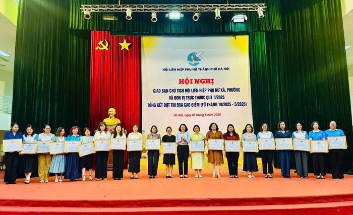Phó Chủ tịch Ủy ban MTTQ Việt Nam, Chủ tịch Hội Liên hiệp phụ nữ thành phố Lê Kim Anh trao khen thưởng các tập thể. Ảnh: Bảo Lâm