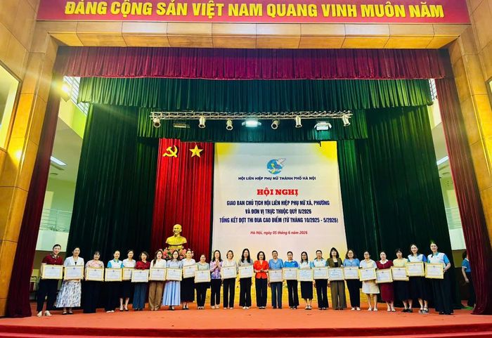 Phó Chủ tịch Thường trực Hội Liên hiệp phụ nữ thành phố Phạm Thị Thanh Hương trao khen thưởng các tập thể. Ảnh: Bảo Lâm