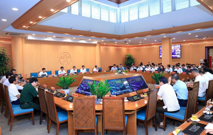 Toàn cảnh phiên họp tập thể UBND thành phố thường kỳ tháng 6. Ảnh: Đình Hiệp
