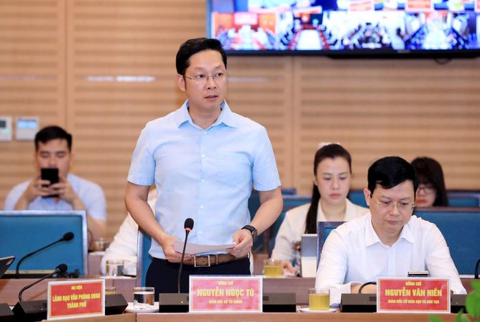 Giám đốc Sở Tài chính Hà Nội Nguyễn Ngọc Tú trình bày tóm tắt báo cáo tình hình kinh tế - xã hội. Ảnh: Đình Hiệp