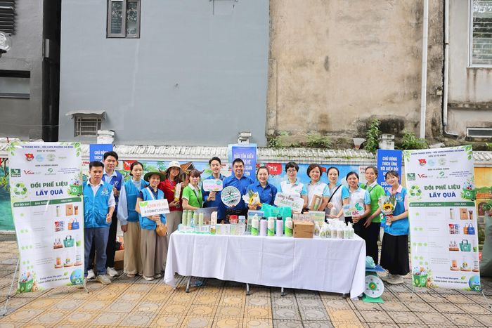 Hội Liên hiệp Phụ nữ phường phối hợp với Đoàn Thanh niên và Công ty Môi trường đô thị tổ chức chương trình “Đổi phế liệu lấy quà”.