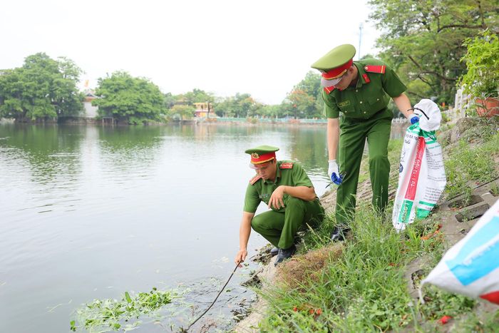Lực lượng Công an phường tham gia làm sạch hồ Trúc Bạch.