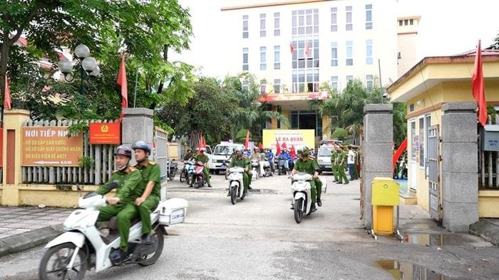 Các lực lượng gồm Công an xã, Đoàn Thanh niên, lực lượng an ninh trật tự cơ sở đã tổ chức diễu hành tuyên truyền trên các tuyến đường trọng điểm của địa phương. Ảnh: PV