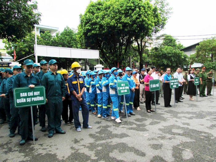 Phường Hồng Hà ra quân tổng vệ sinh môi trường và xử lý vi phạm trật tự đô thị. Ảnh: PV