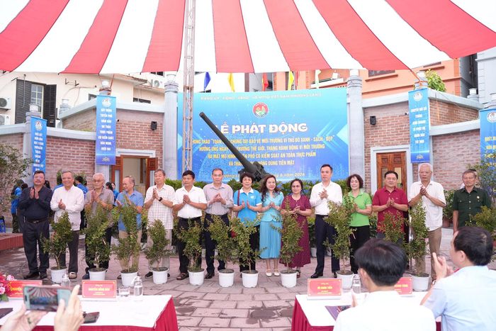Trao tặng cây xanh tới đại diện các khu dân cư trên địa bàn. Ảnh: Phạm Mạnh
