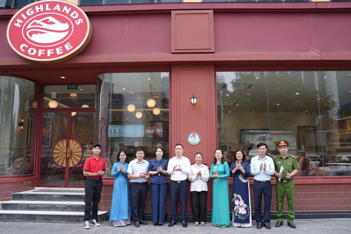Dán biển nhận diện cơ sở đủ điều kiện an toàn vệ sinh thực phẩm. Ảnh: Phạm Mạnh