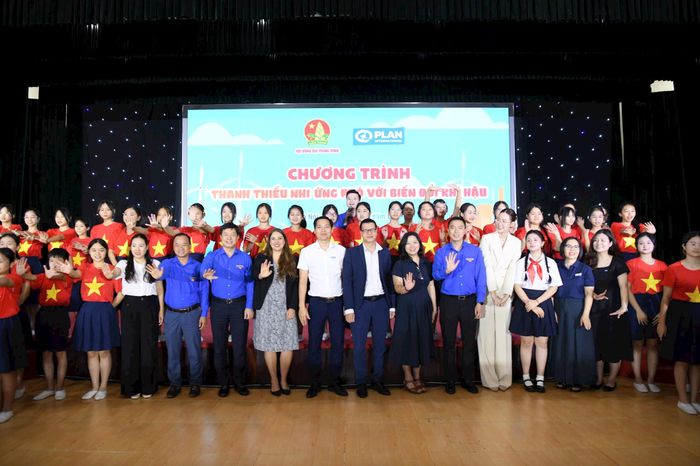 Các đại biểu cùng thiếu nhi Thủ đô tham gia chương trình thể hiện quyết tâm hành động vì môi trường. Ảnh: Quang Trường