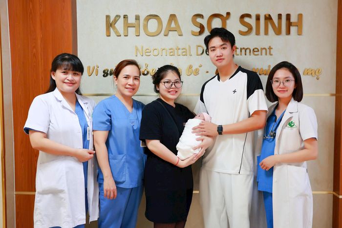 Em bé được xuất viện trong niềm vui của gia đình và các y bác sĩ Bệnh viện Phụ sản Hà Nội. Ảnh: BVCC
