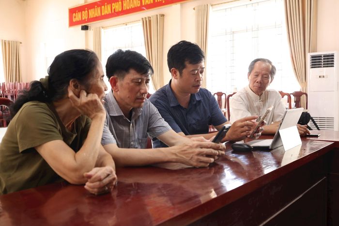 Ứng dụng “Sổ tay đảng viên điện tử” được triển khai tới 100% đảng viên xã Vân Đình. Ảnh: PV