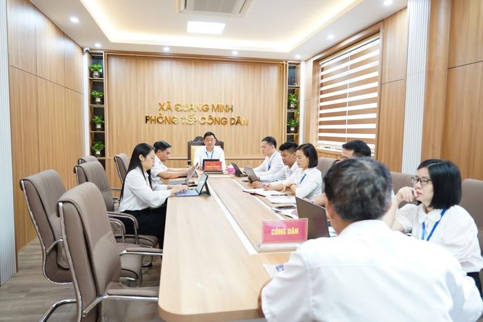 Lãnh đạo xã Quang Minh tiếp nhận, giải đáp các kiến nghị của công dân. Ảnh: PV