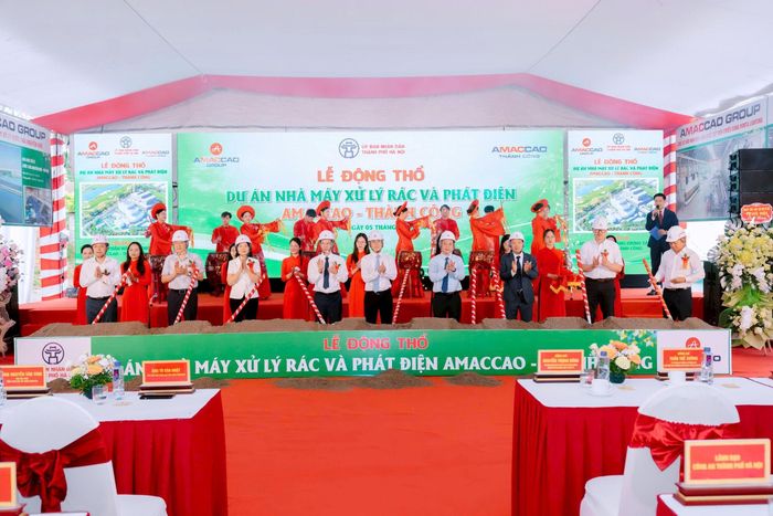 Các đại biểu thực hiện nghi thức khởi công nhà máy. Ảnh: Phạm Công