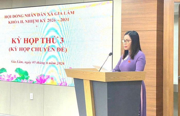 Đồng chí Phùng Thị Hoài Hương, Phó Bí thư Thường trực Đảng ủy xã Gia Lâm, tân Chủ tịch HĐND xã Gia Lâm phát biểu tại kỳ họp. Ảnh: P.V