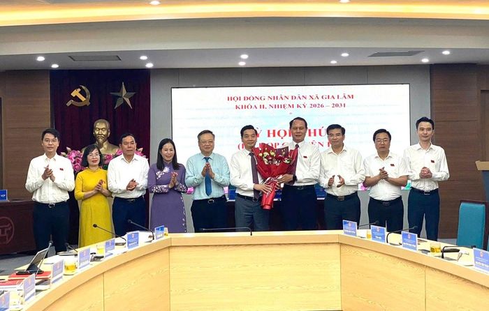 Lãnh đạo xã Gia Lâm tặng hoa chia tay đồng chí Nguyễn Việt Hà, nguyên Chủ tịch HĐND xã Gia Lâm khóa II, nhiệm kỳ 2026 - 2031. Ảnh: P.V