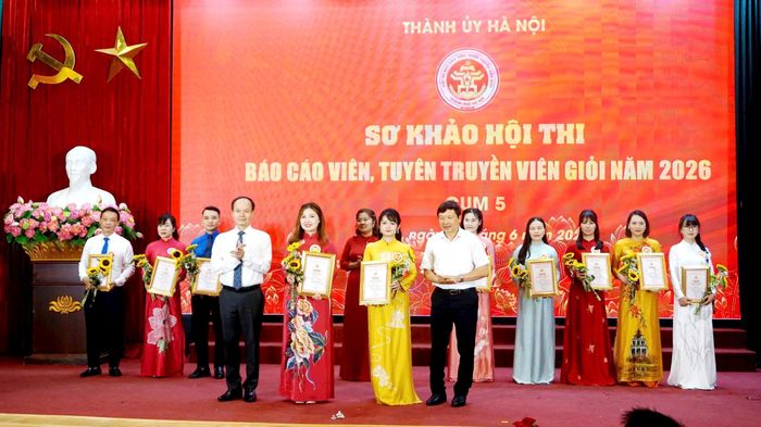 Ban Tổ chức trao giải Nhì cho 2 thí sinh tiêu biểu. Ảnh: B.D