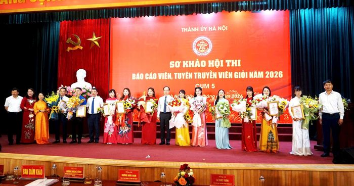 11 thí sinh tham dự vòng Sơ khảo tại lễ trao giải. Ảnh: B.D