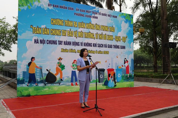Bà Nguyễn Thu Hương, Chủ tịch Ủy ban MTTQ Việt Nam phường Xuân Đỉnh phát biểu tại buổi lễ.