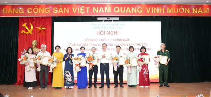 Đồng chí Nguyễn Hồng Dân, Bí thư Đảng ủy, Chủ tịch HĐND phường Láng cùng đồng chí Nguyễn Thị Thanh Yên, Chủ tịch Ủy ban MTTQ Việt Nam phường Láng trao Giấy chứng nhận cho các cá nhân đoạt giải thể loại Tạp chí in tại cuộc thi chính luận về bảo vệ nền tảng tư tưởng của Đảng lần thứ VI trên địa bàn phường. Ảnh: Phạm Mạnh