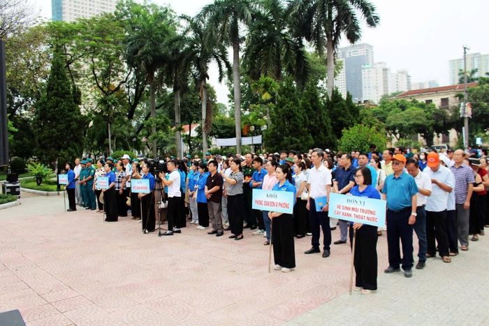 Thông điệp bảo vệ môi trường được lan tỏa mạnh mẽ tại lễ phát động hưởng ứng Ngày Môi trường thế giới và Tháng hành động vì môi trường năm 2026 do phường Hà Đông tổ chức, thu hút sự tham gia của đông đảo các tầng lớp Nhân dân. Ảnh: PV
