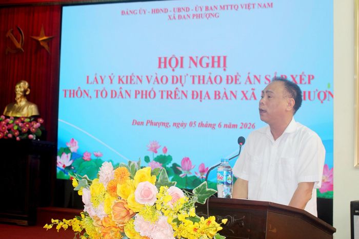 Bí thư Đảng ủy, Chủ tịch HĐND xã Đan Phượng Nguyễn Gia Hiển phát biểu ý kiến. Ảnh: Thiên Tú