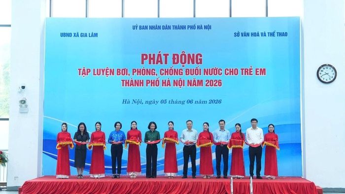 Các đại biểu cắt băng khánh thành bể bơi Cổ Bi. Ảnh: Hoàng Anh