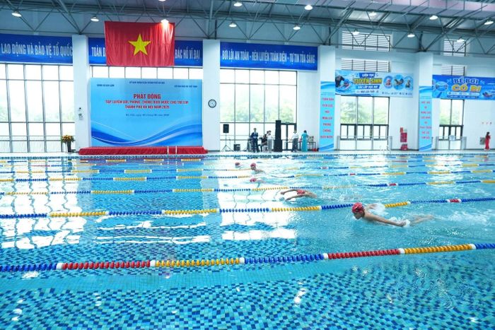 Các em học sinh tham gia biểu diễn các kiểu bơi cơ bản sau lễ phát động. Ảnh: Hoàng Anh
