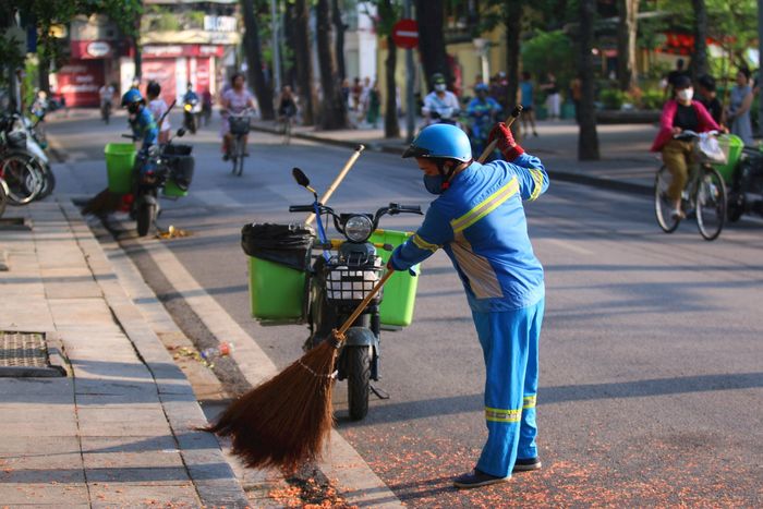 Công nhân Công ty URENCO ra quân dọn vệ sinh môi trường. Ảnh: Hoàng Sơn