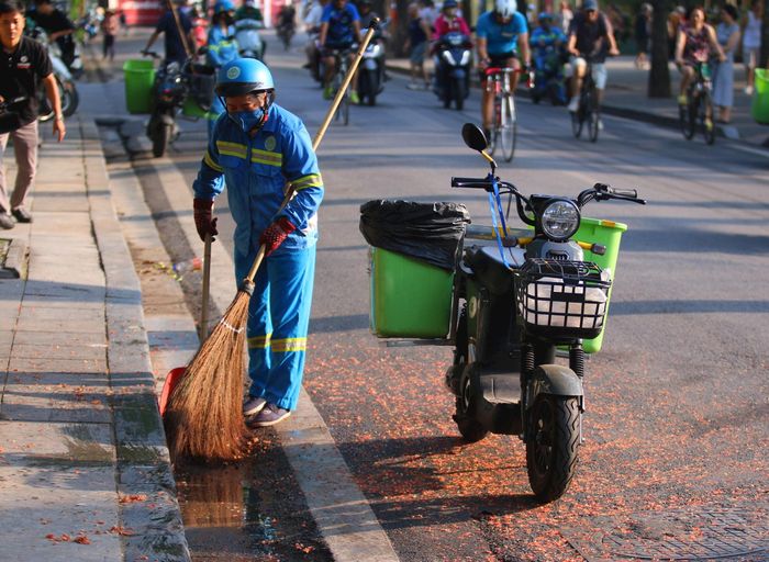 Công nhân môi trường thu gom rác thải trên các tuyến phố. Ảnh: Hoàng Sơn