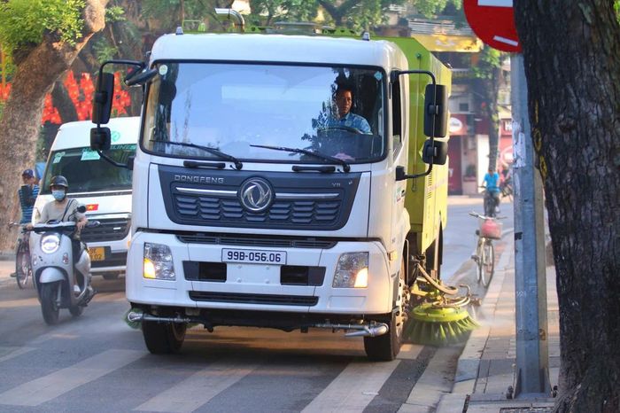 Các doanh nghiệp vệ sinh môi trường trên địa bàn thành phố Hà Nội tăng cường cơ giới hóa trong công tác vệ sinh môi trường. Ảnh: Hoàng Sơn