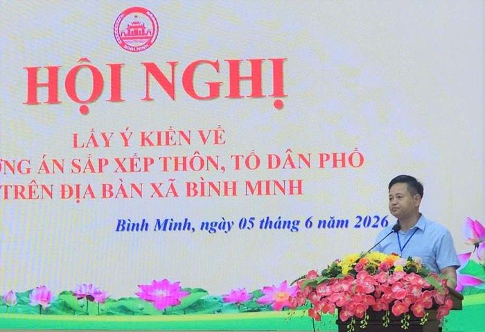 Chủ tịch UBND xã Bình Minh Nguyễn Đăng Việt phát biểu tại hội nghị. Ảnh T. Đạt