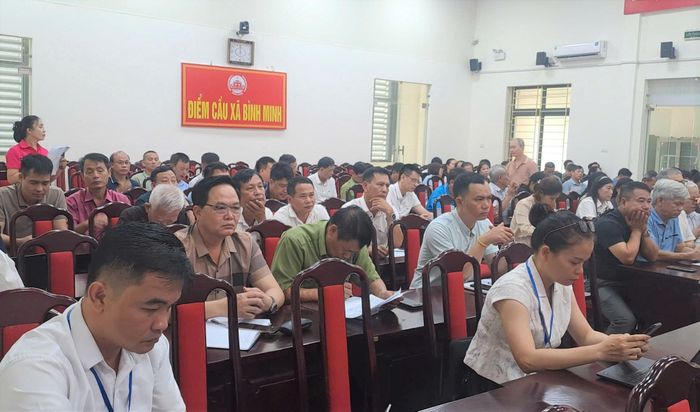 Các đại biểu thảo luận về phương án sắp xếp thôn, tổ dân phố tại hội nghị. Ảnh: T. Đạt