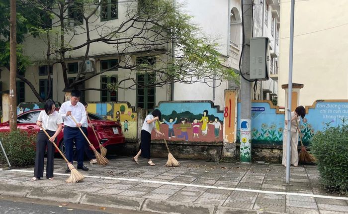 Các lực lượng tham gia quét dọn đường giao thông, thu gom rác thải sinh hoạt tại các khu vực công cộng, cơ quan, trường học. Ảnh: Công Phương