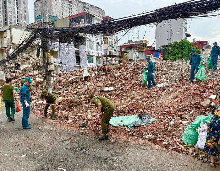 Các lực lượng đồng loạt ra quân tổng vệ sinh môi trường dọc tuyến đường Vành đai 2,5, đoạn từ đường Nguyễn Trãi (Quốc lộ 6) đến khu vực Đầm Hồng. Ảnh: Hồng Thái