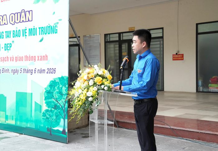 Phó Chủ tịch Ủy ban MTTQ, Bí thư Đoàn Thanh niên phường Khương Đình Nguyễn Trung Hiếu phát biểu hưởng ứng. Ảnh: Hồng Thái