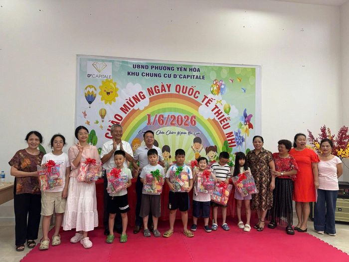 Các chi hội phụ nữ phường Yên Hòa tổ chức nhiều hoạt động văn nghệ và tặng quà cho thiếu nhi. Ảnh: Hội LHPN phường Yên Hòa